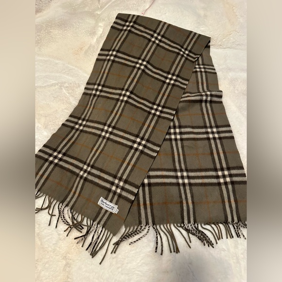 Burberry scarf 💯 cashmere - Picture 1 of 4